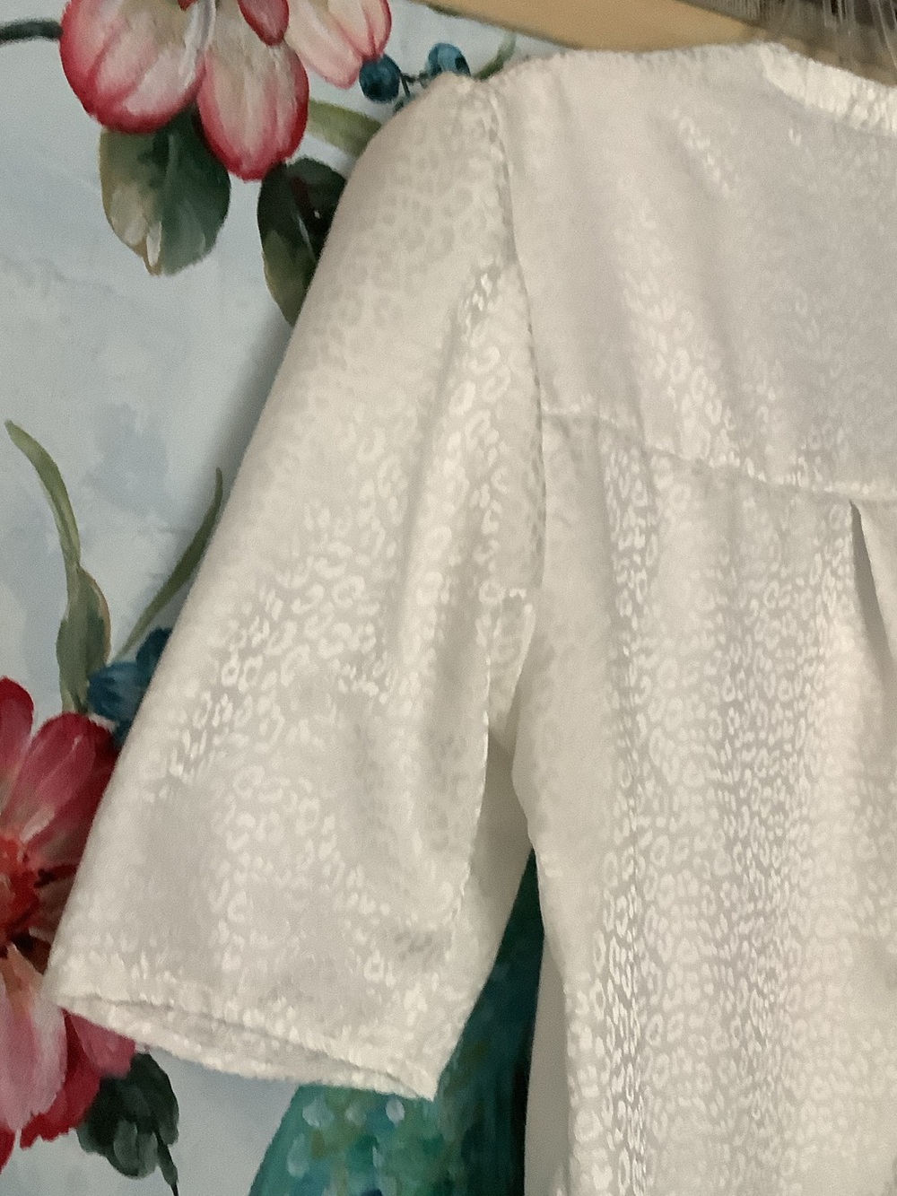 Express White Textured Button-Front V-Neck Blouse - Picture 4 of 8